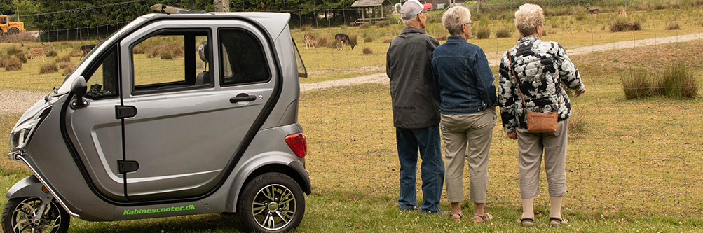 Bach Delux26 kabinescooter med tre glade kunder